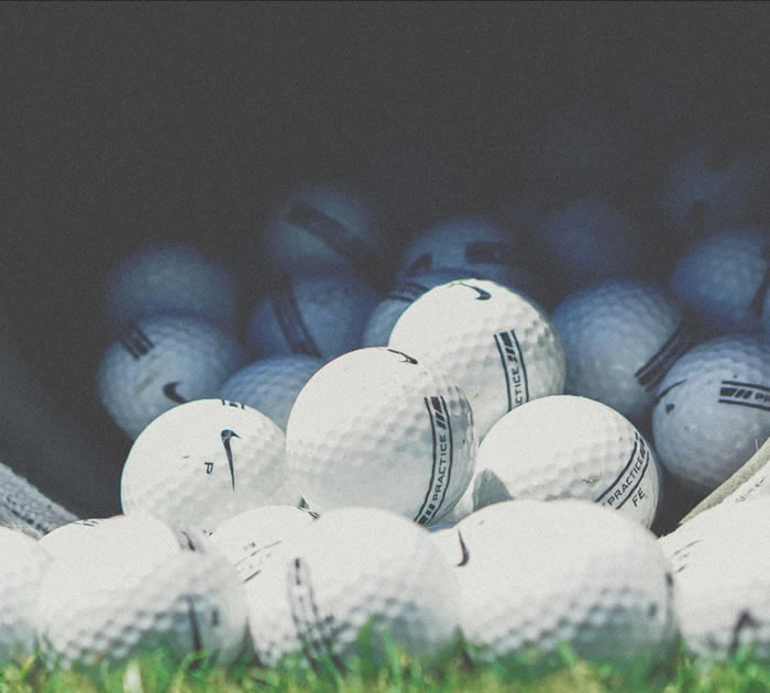 Le golf avec le village de la cortinada au fond agence immobilière à La Cortinada, maisons et appartements à vendre